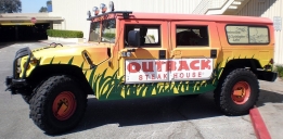 1024px-Outback_Steakhouse_Hummer_H1_side (1)